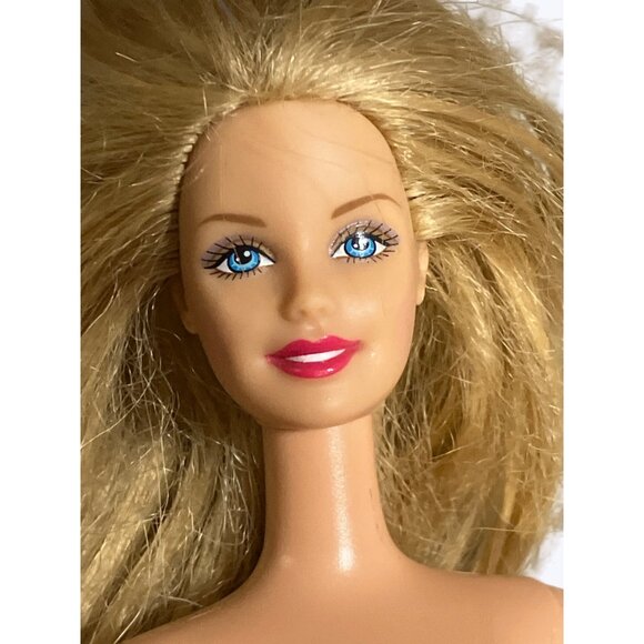 Mattel 1998 Vintage Blonde Barbie Doll Blue Eyes & Red Pink Lips - Picture 2 of 11